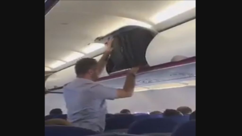La terquedad de un pasajero por guardar su maleta en el avión que arrasa en la Red