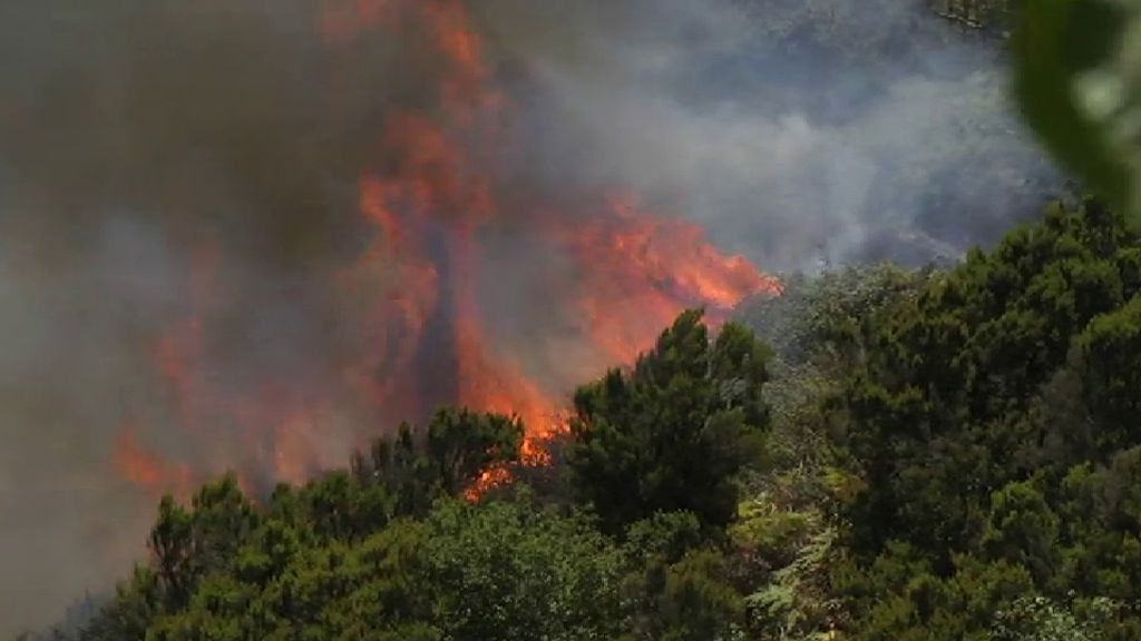 Un fuego en Ceuta obliga a desalojar a unos 500 vecinos de la zona
