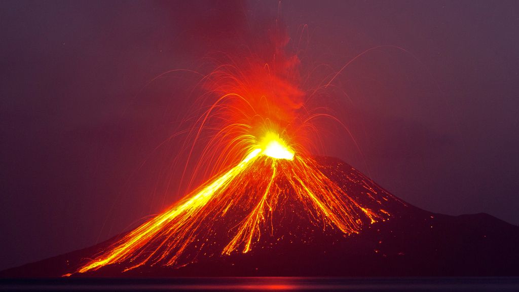 La lava tiñe el cielo de Indonesia