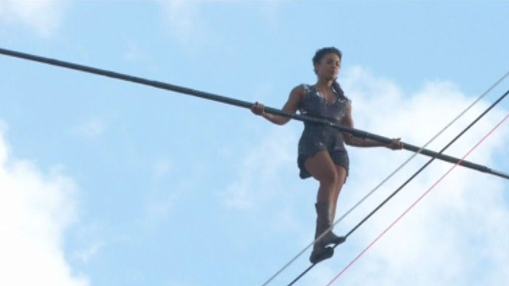 Así sorprende una equilibrista francesa por la cuerda floja en París