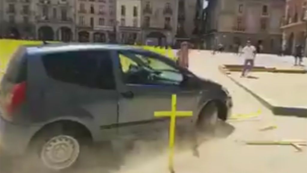 Un coche embiste las cruces plantadas por la libertad de los presos en Vic