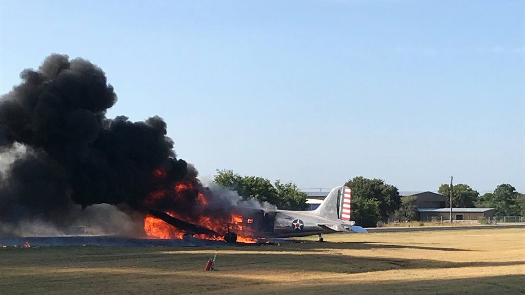 Un avión no logra despegar y se incendia en un aeropuerto de Texas