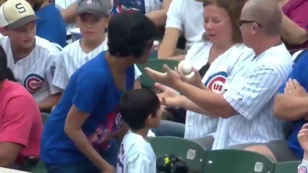 La reacción de un niño cuando otro aficionado le quita la pelota que le había dado su ídolo