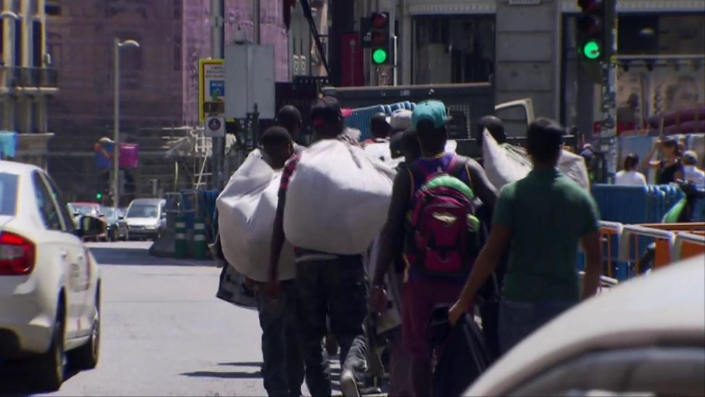 'El Pera' es increpado por los vendedores ambulantes de la Gran Vía