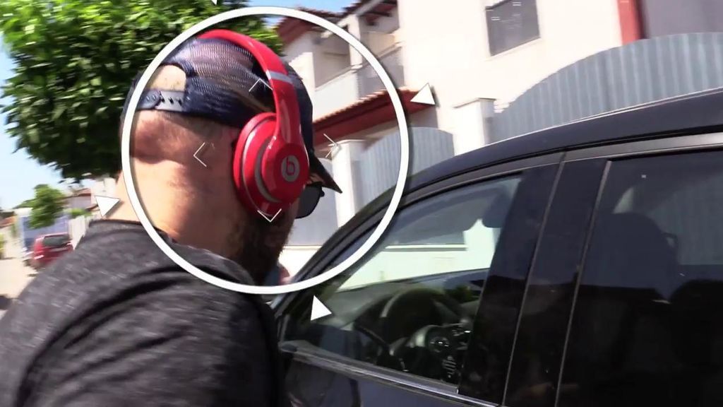Nueva infracción de Kiko Rivera: ¡conduciendo su coche con auriculares!