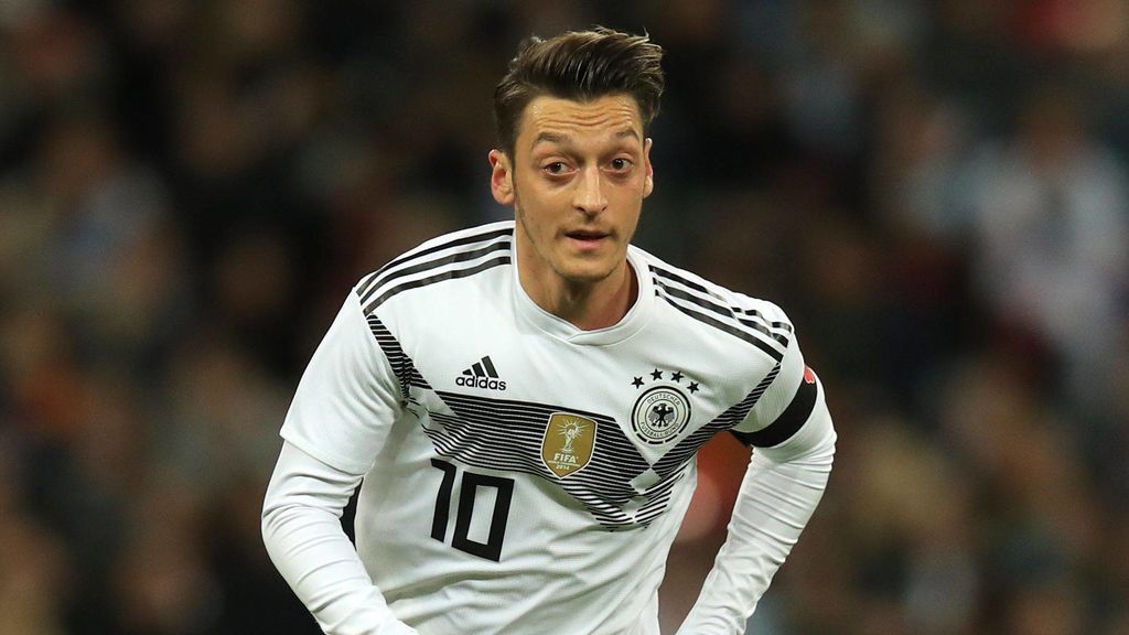 Özil renuncia a la selección alemana por sentir racismo y falta de