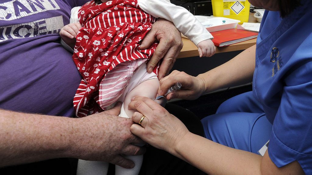 Epidemia de sarampión: Los padres deben vacunar a los bebés menores de un año antes de viajar a Europa