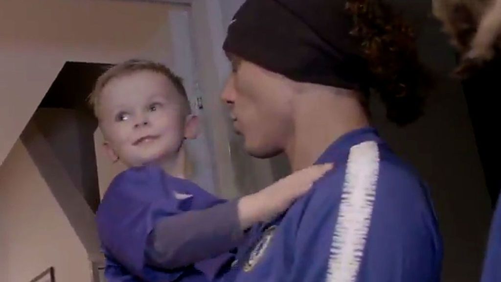 Un niño de cuatro años se lleva la mayor sorpresa de su vida al abrir la puerta de su casa a David Luiz