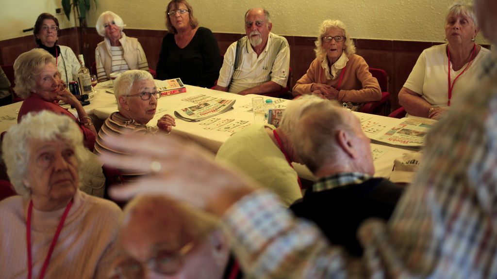 Ancianos jugando al bingo