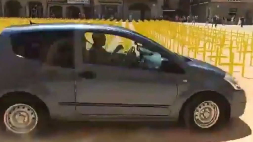El conductor que arremetió las cruces en la plaza de Vic:  Un hombre de 50 años con trastornos mentales