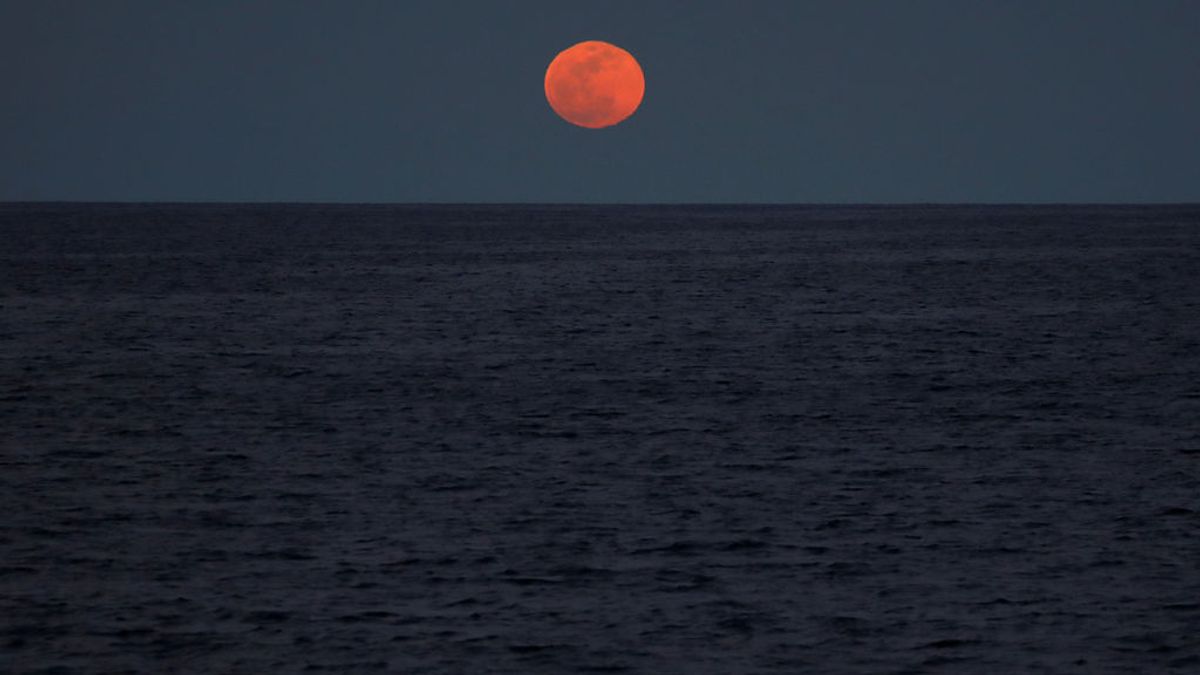 Luna roja sobre el Mediterráneo, en enero de 2018.