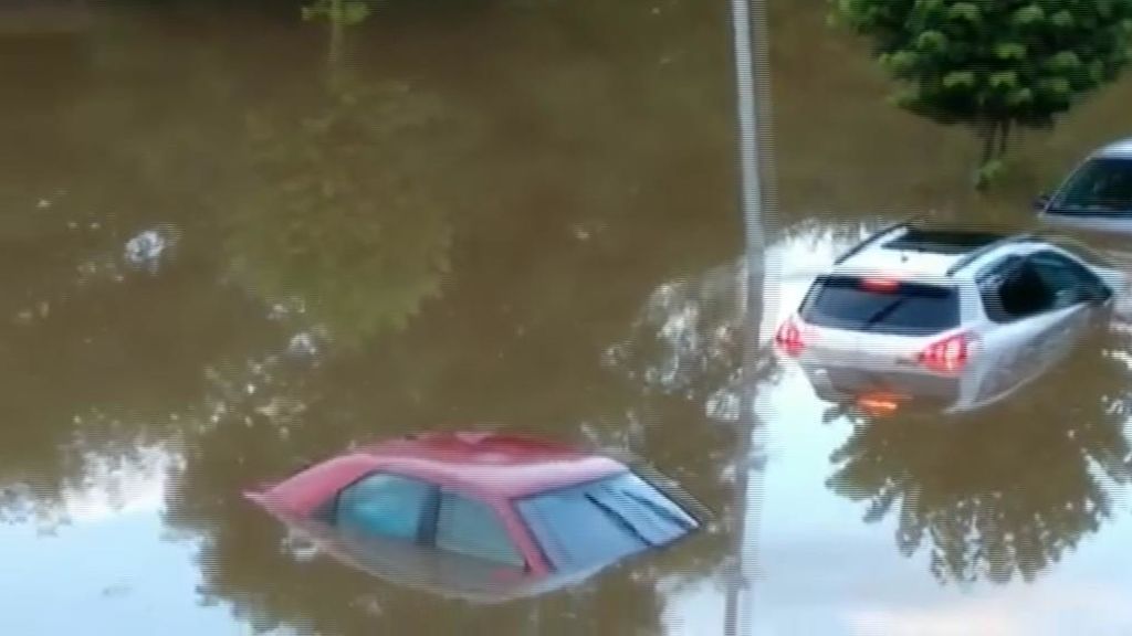 Los coches sumergidos tras la intensa tormenta en Santillana de Mar, directos al desguace