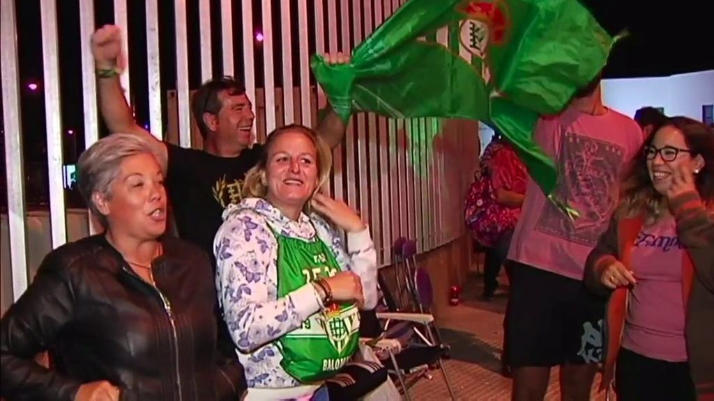 Por el Betis, lo que haga falta: colas de 24 horas para conseguir un abono para verle en Europa