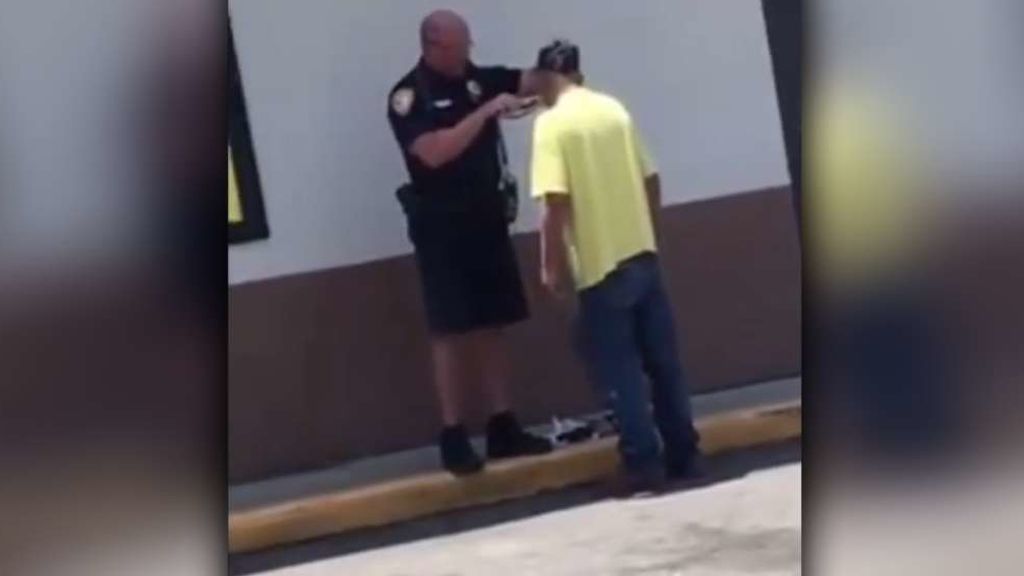 Tierno gesto de un policía a un mendigo que pretendía aplicar por un trabajo