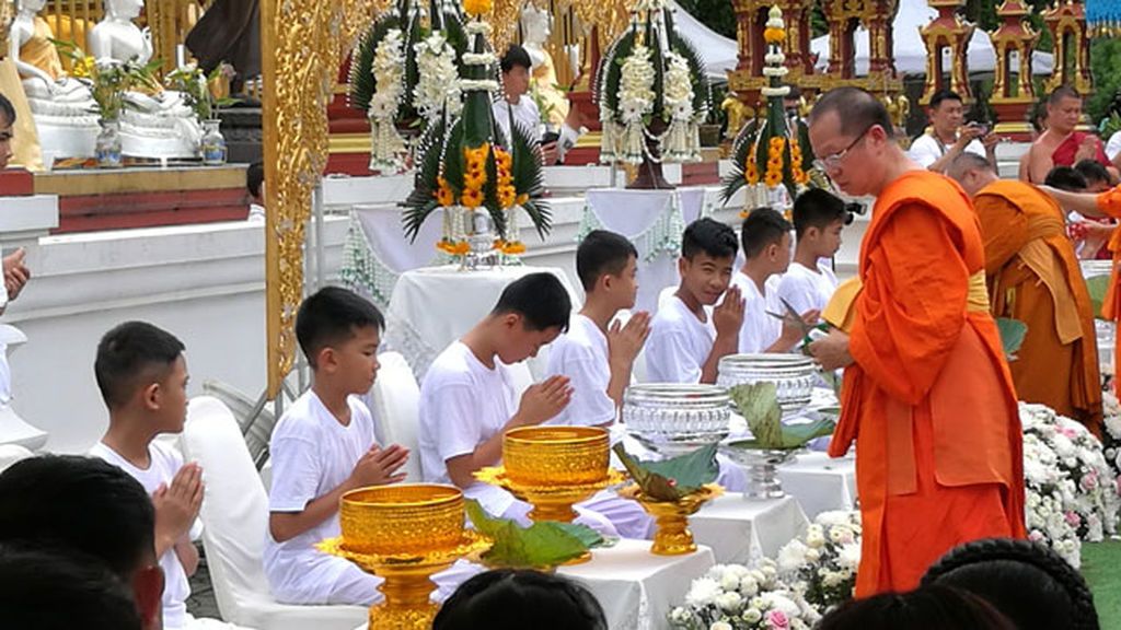 Los niños de la cueva de Tailandia, ordenados monjes budistas