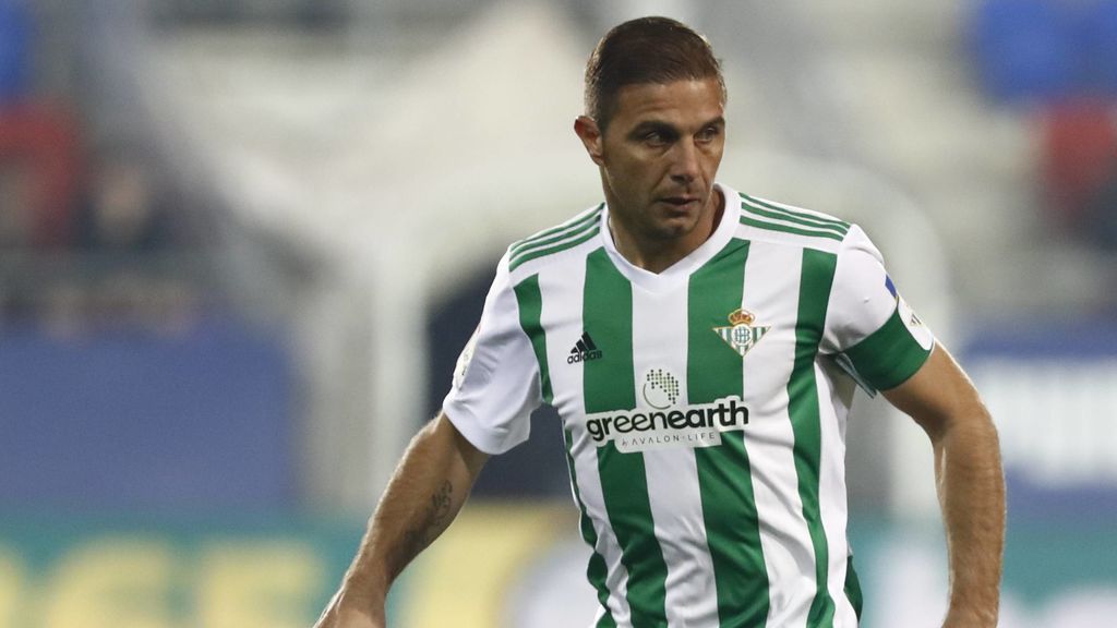 Joaquín da las gracias a sus compañeros por la tarta sorpresa por su cumpleaños: "Me queda dos telediarios... y Viva el Betis" Joaquín da las gracias a sus compañeros por la tarta sorpresa por su cumpleaños: "Me queda dos telediarios... y Viva el Betis"