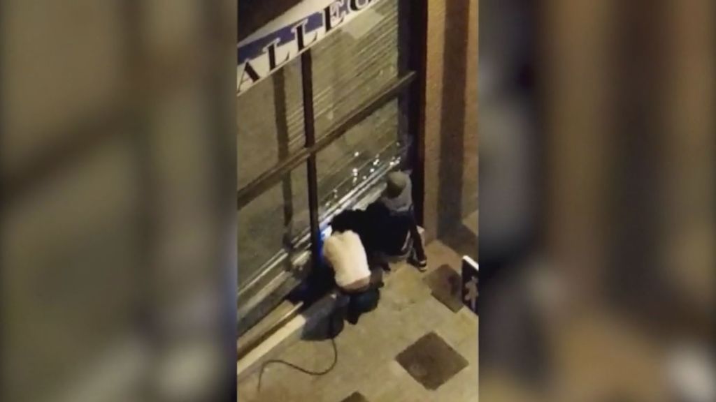 Cuatro ladrones logran desvalijar las tragaperras de un restaurante de Barcelona en dos minutos