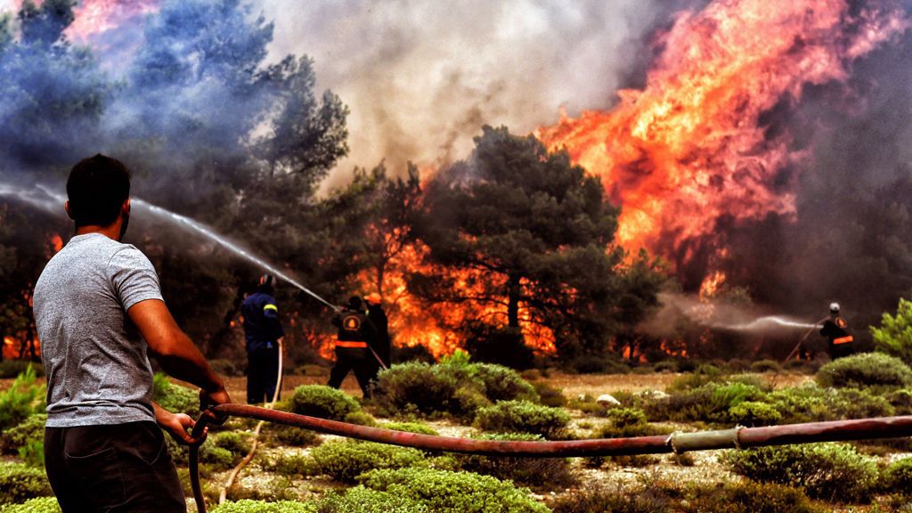 Estado de emergencia en Grecia, consumida por las llamas y la tragedia