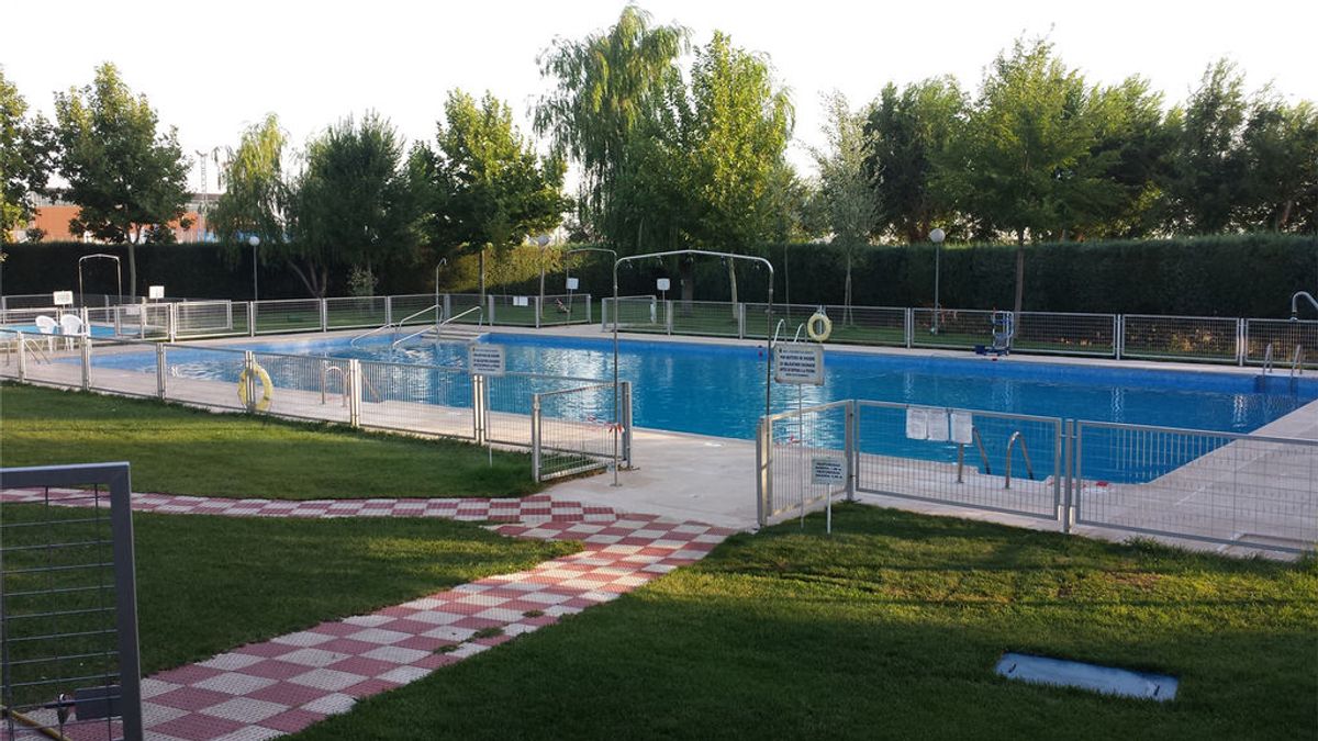 En estado grave un niño de dos años tras caer en la piscina municipal de Gerindote, Toledo