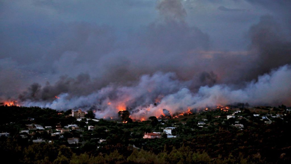 Ya son 24 los muertos y más de un centenar los heridos por los incendios registrados cerca de Atenas