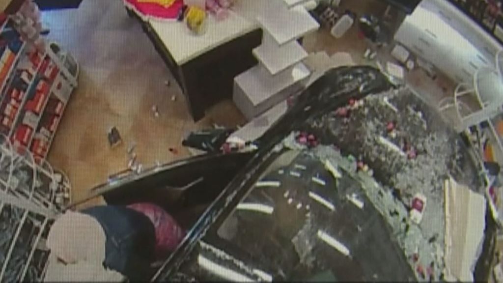 Un coche choca contra el escaparate de una tienda dejando una herida en California