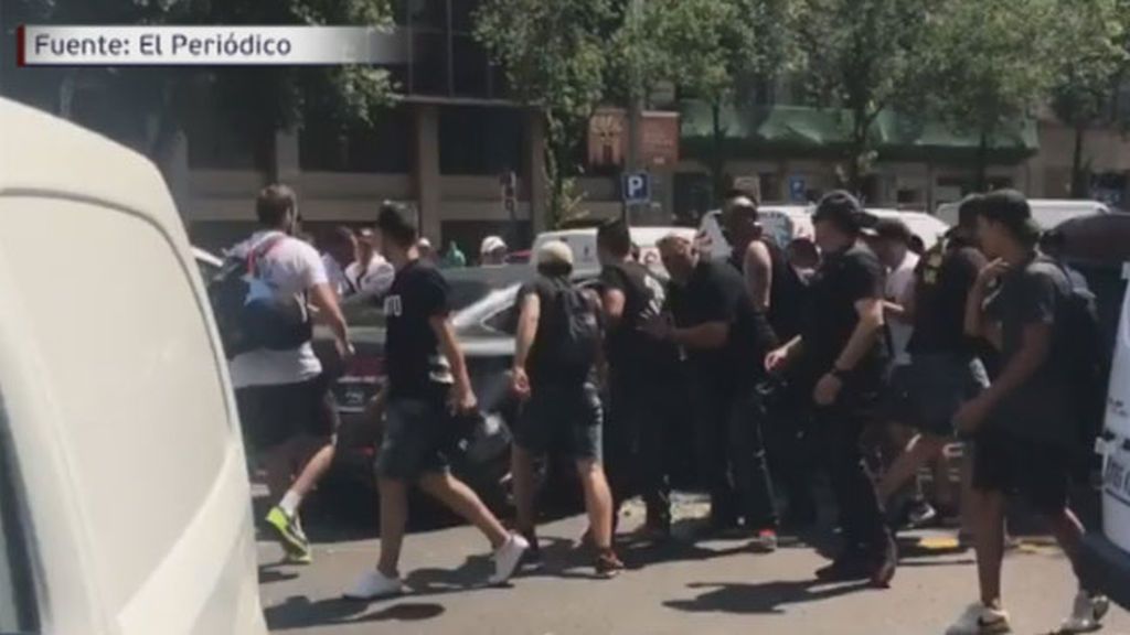 Brutal agresión de unos taxistas a un coche de Cabify con una familia dentro en Barcelona