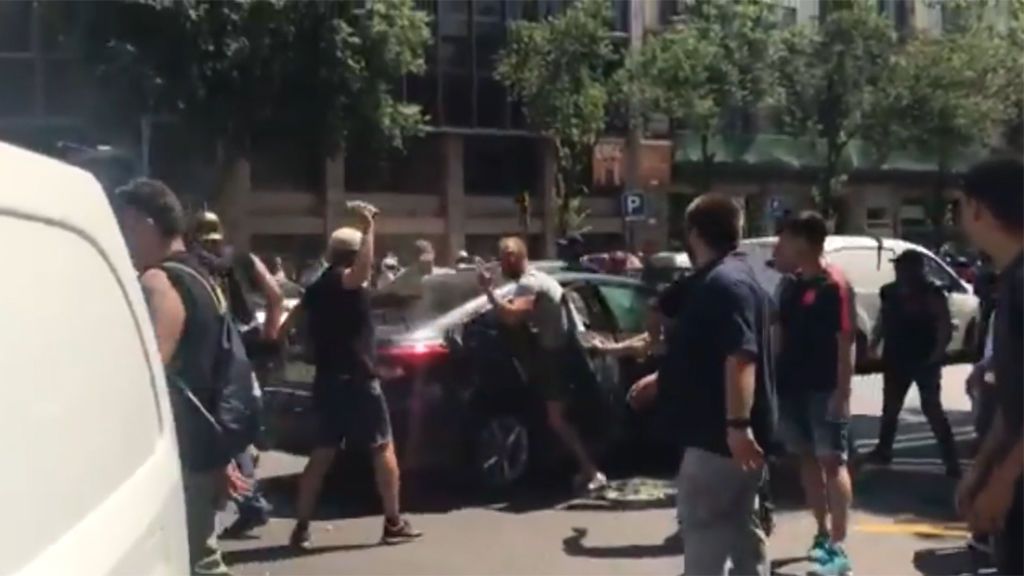 Violencia en las calles de Barcelona con grupos de taxistas atacando y destrozando los VTC