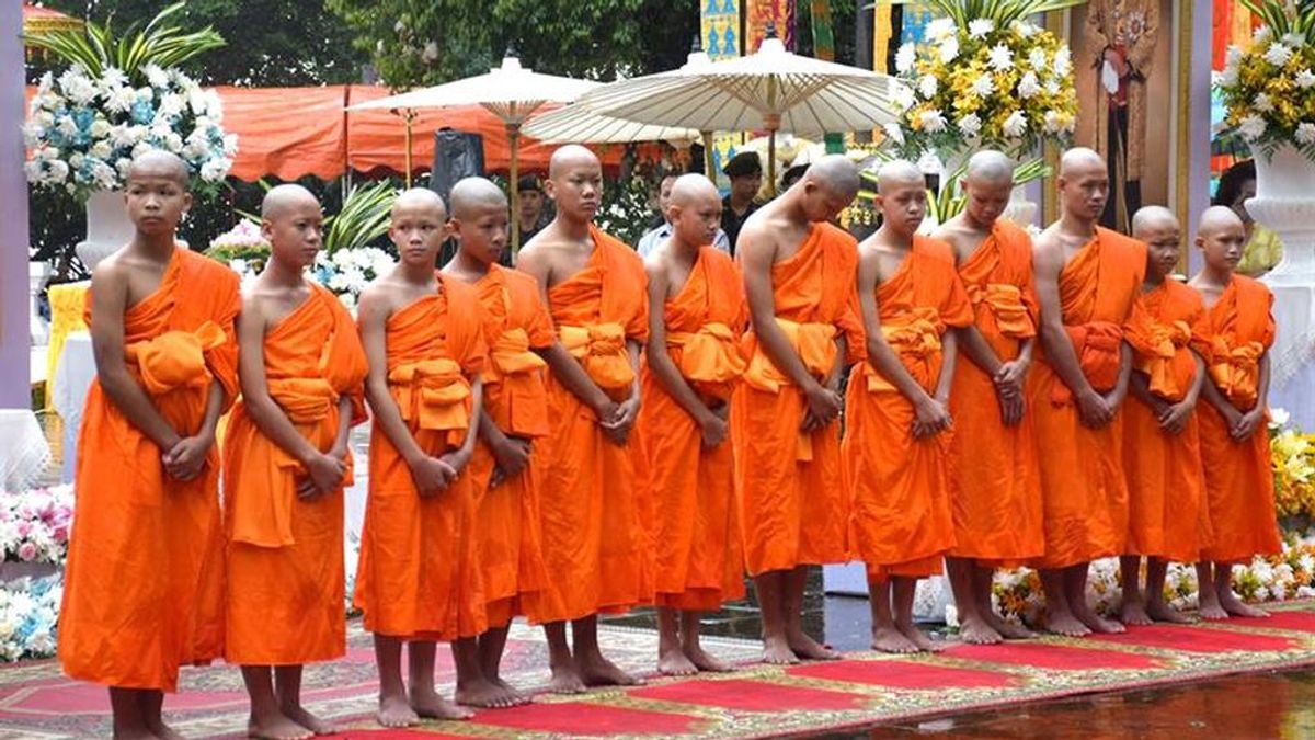 Los niños rescatados en la cueva de Tailandia son ordenados novicios budistas