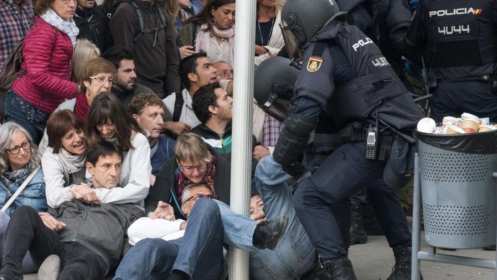 Absuelto un policía acusado de pegar un puñetazo a un joven el 1-O en Lleida Absuelto un policía acusado de pegar un puñetazo a un joven el 1-O en Lleida