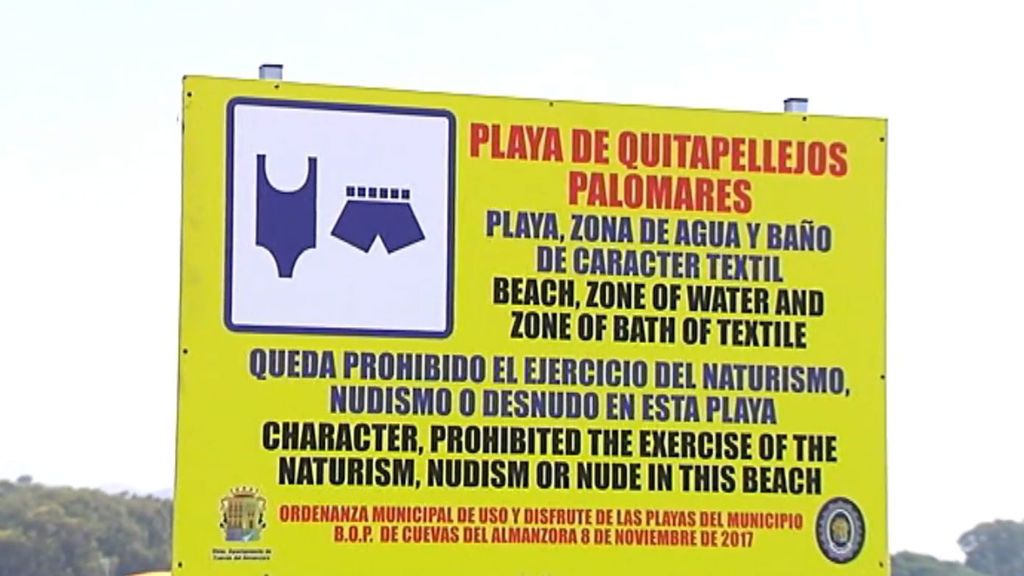 Un cartel indigna a los nudistas que tienen prohibido el baño en la playa de Quitapellejos