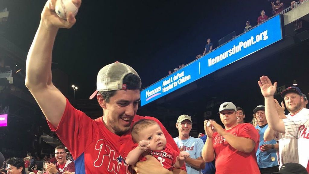 ¡Atrapa un ‘home run’ con una mano mientras sostiene a su bebé de dos meses con la otra! 😲