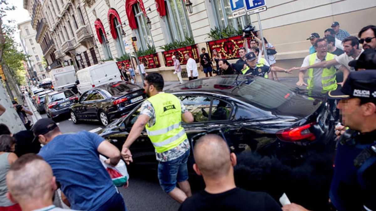 Uber y Cabify suspenden temporalmente su actividad en Barcelona por las agresiones sufridas