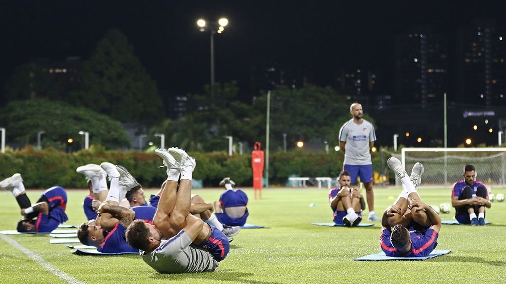 El Atlético se ha entrenado ya en Singapur envuelto en la polémica por el fichaje de Martins