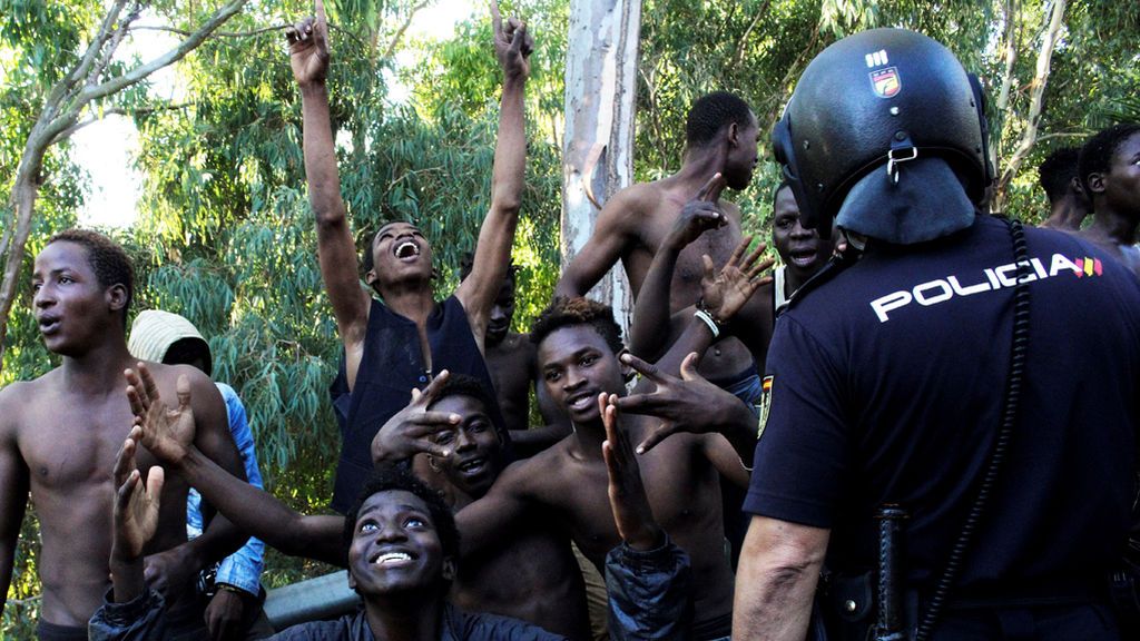 Más de 600 subsaharianos logran saltar la valla en la frontera de Ceuta