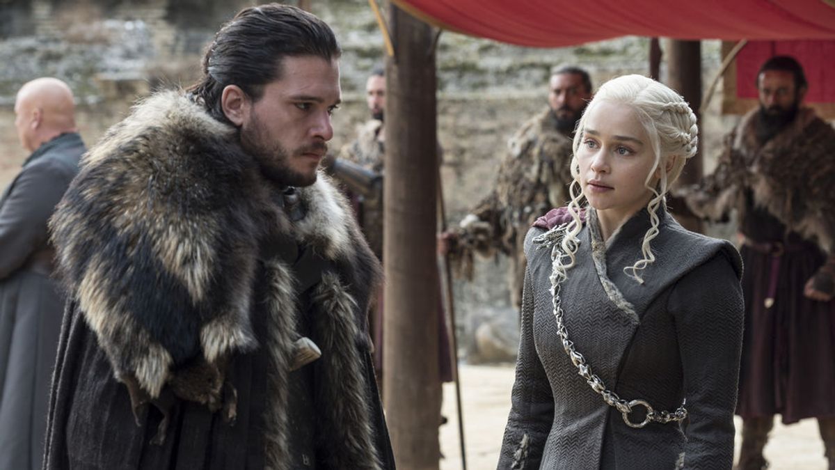 Kit Harington (Jon Snow) y Emilia Clarke (Daenerys Targaryen), en el séptimo y último capítulo de la séptima temporada de 'Juego de tronos'.