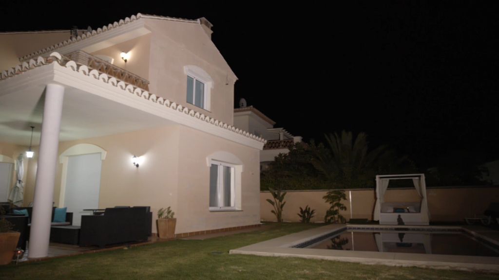 Foto a foto: El lujoso chalet donde Melody celebró su cena