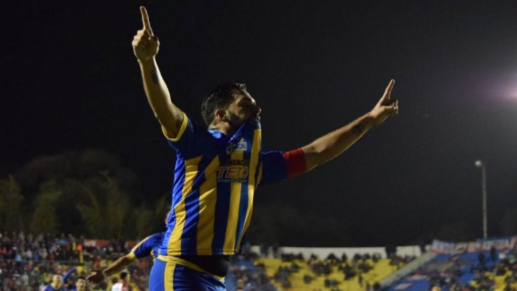 Mario Ricardo, mediocentro que ve solo por un ojo, mete un golazo en la Copa Paraguay digno del premio Puskas