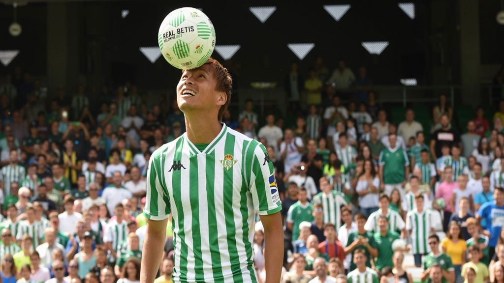 El 'vacile' del Betis a Inui tras una publicación en japonés en las redes sociales