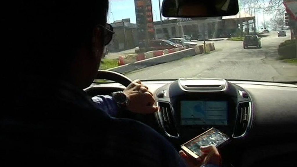 Más vigilancia para sancionar a los que conducen con el móvil