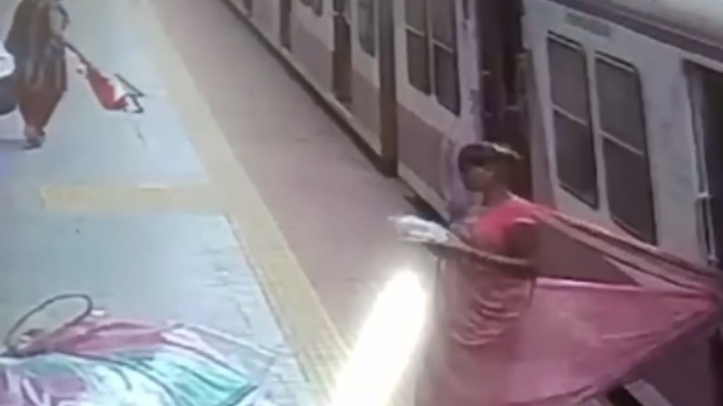 Su sari queda atrapado dentro del vagón del tren y ella es arrastrada varios metros