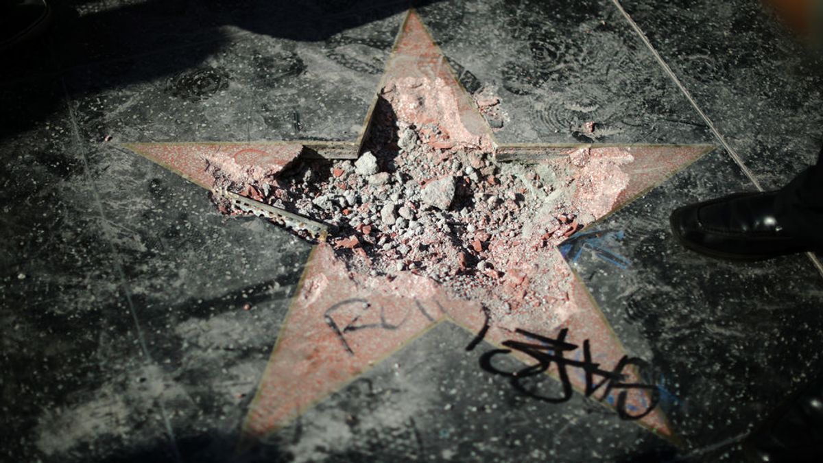 Destrozan la estrella de Trump en el paseo de la Fama de Hollywood