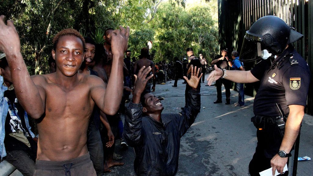 Más 600 migrantes superan con violencia la valla de Ceuta