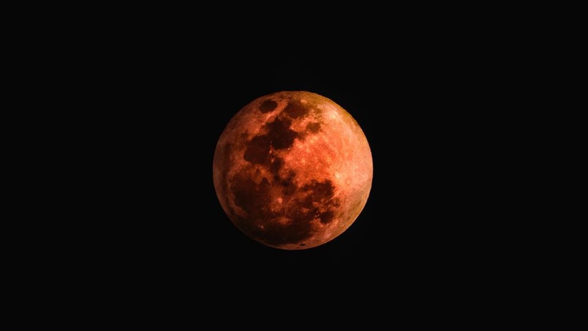Mañana se produce el Eclipse lunar más esperado del siglo: lo vas a ver a ver en directo, te decimos cómo