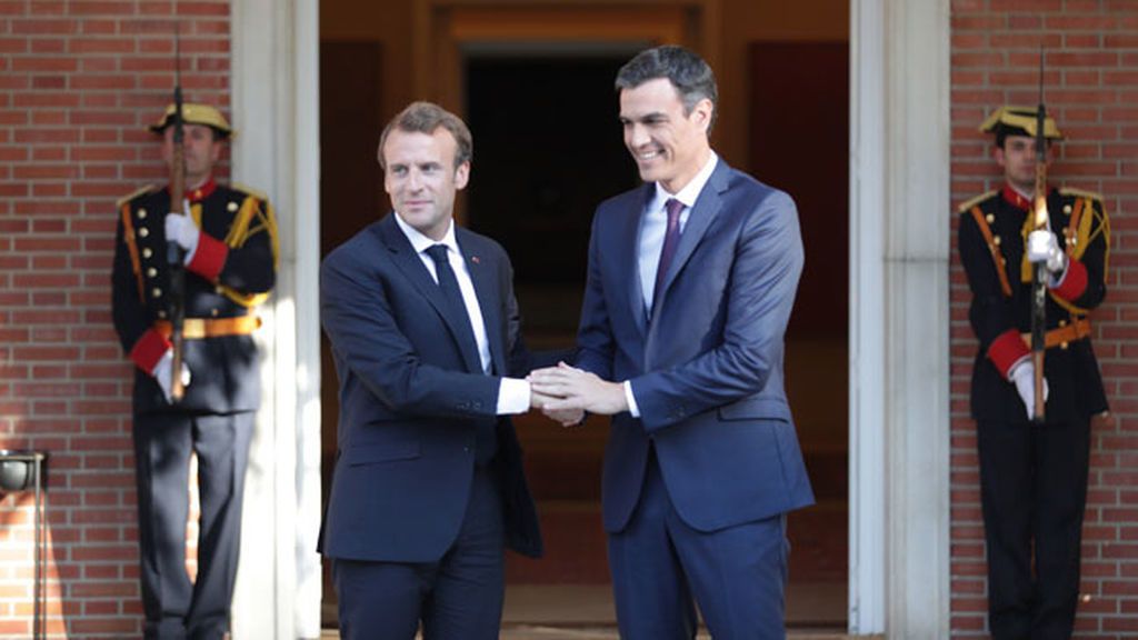 Pedro Sánchez recibe a Emmanuel Macron en La Moncloa
