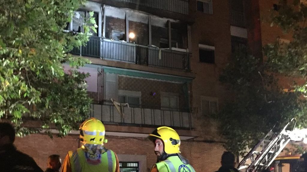 Los bomberos rescatan a dos ancianos que estaban atrapados por las llamas en su casa en Madrid
