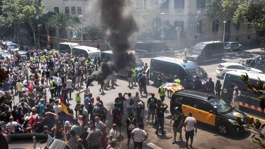 Los propios taxistas condenan los ataques a coches de Uber y Cabify durante el primer día de huelga en Cataluña