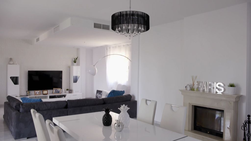 Foto a foto: El lujoso chalet donde Melody celebró su cena