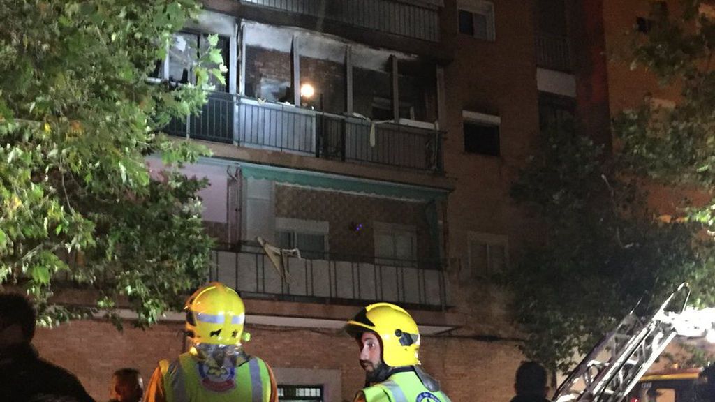 Dos ancianos, rescatados en Madrid por los bomberos cuando estaban atrapados por las llamas en su casa