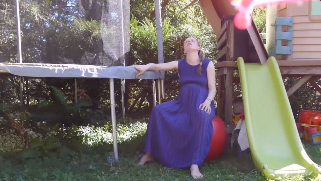 Una mujer se graba dando a luz en su jardín y se hace viral tras subirlo a YouTube