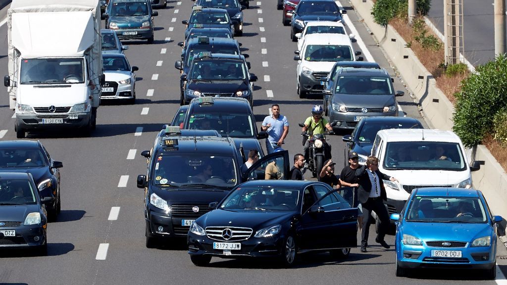 El sector del taxi barcelonés condena las agresiones a vehículos VTC durante la huelga
